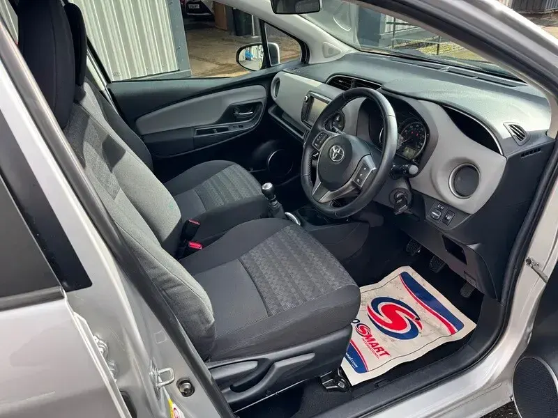 Used Toyota Yaris 90 HP (66 kW) 2017 Silver Hatchback