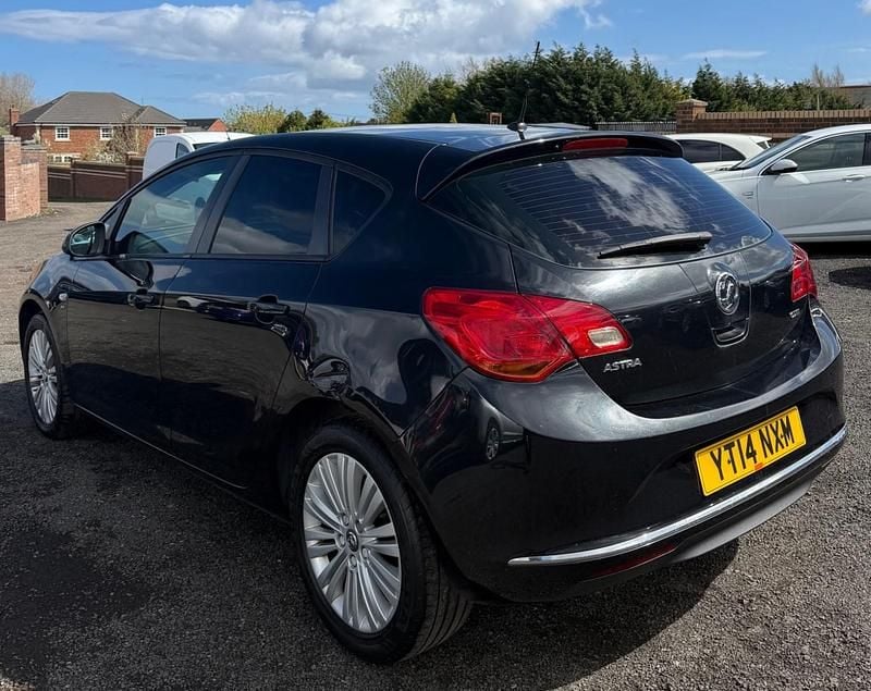 Second-hand Vauxhall Astra 2014 Negru Hatchback
