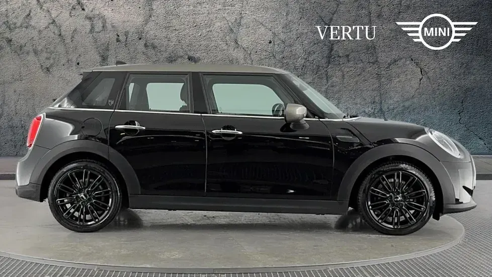 Usado Mini Cooper Exclusive 134 CV (98 kW) 2022 Negro Utilitario