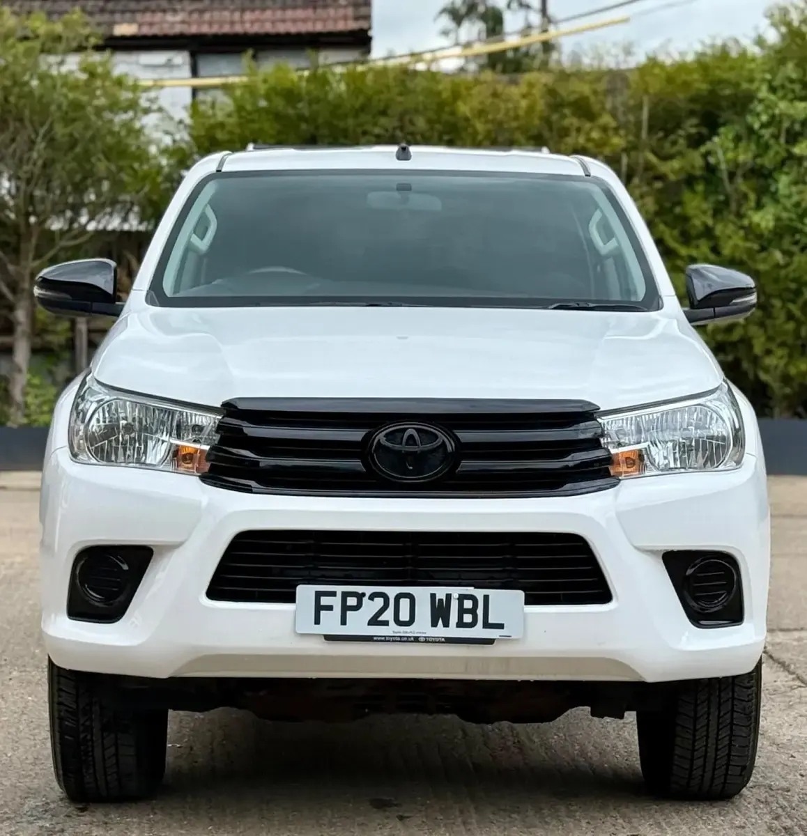 Used Toyota HiLux Active 150 HP (110 kW) 2020 White Pickup