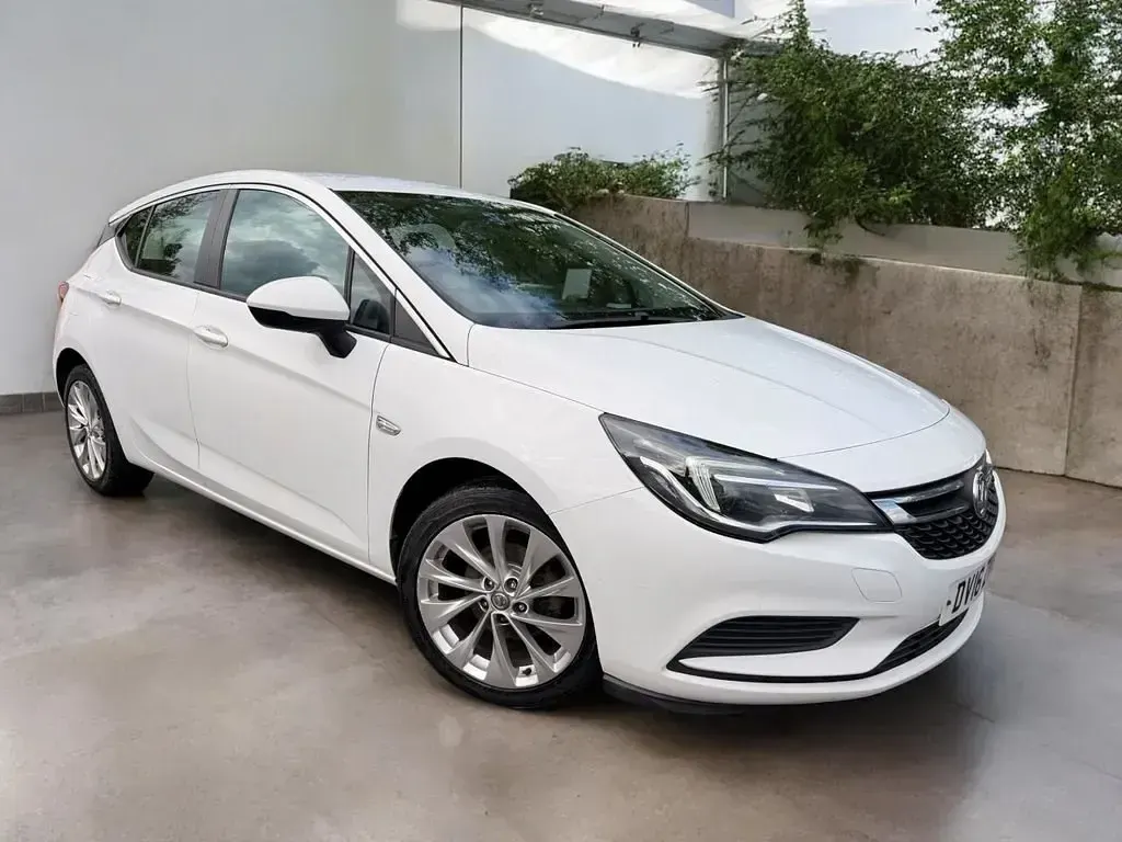 Second-hand Vauxhall Astra Design Edition 125 CP (91 kW) 2016 Alb Hatchback