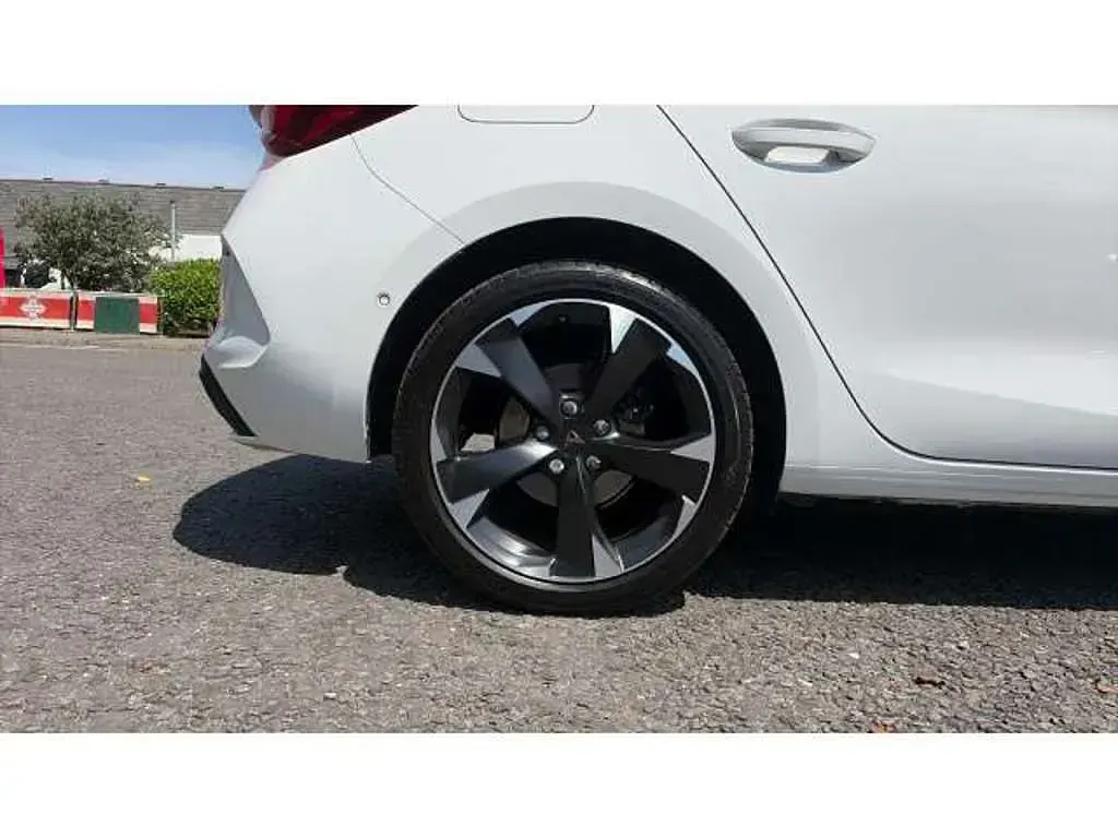 Used Cupra Leon 150 HP (110 kW) 2024 White Hatchback