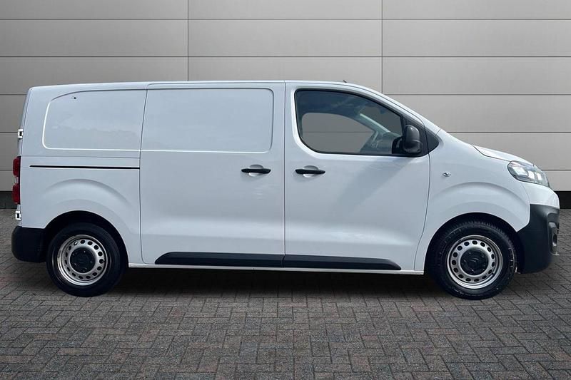 White Used 2022 Citroën Dispatch MPV | £13,990 (Good price) - Image 1/4