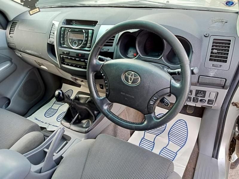 Used Toyota HiLux 171 HP (125 kW) 2011 Silver Pickup