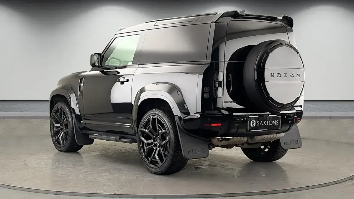 Used Land Rover Defender HSE 249 HP (183 kW) 2024 Santorini black SUV