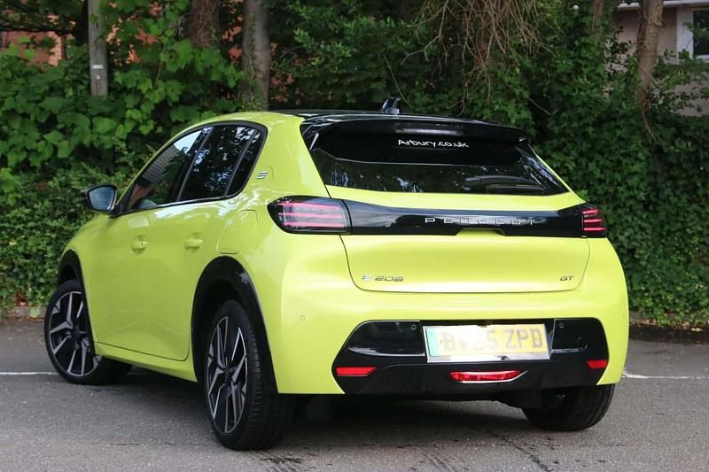 Second-hand Peugeot e-208 GT 113 kW (154 CP) 2025 Galben Hatchback