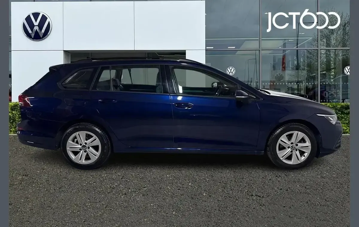 Used VW Golf VIII Life 130 HP (95 kW) 2023 Blue Estate