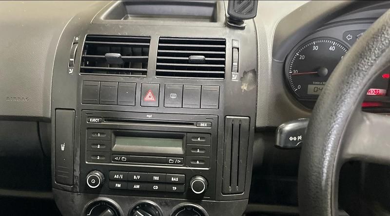 Begagnad VW Polo SE 75 HK (55 kW) 2006 Silver Halvkombi