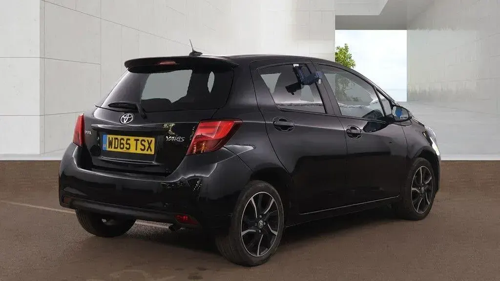 Used Toyota Yaris Sport 99 HP (72 kW) 2015 Black Hatchback