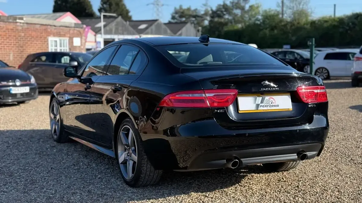 Usado Jaguar XE R-Sport 200 HP (147 kW) 2018 Preto Sedan