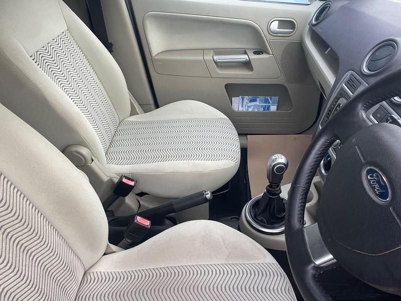 Used Ford Fusion Titanium 101 HP (74 kW) 2010 Silver Hatchback