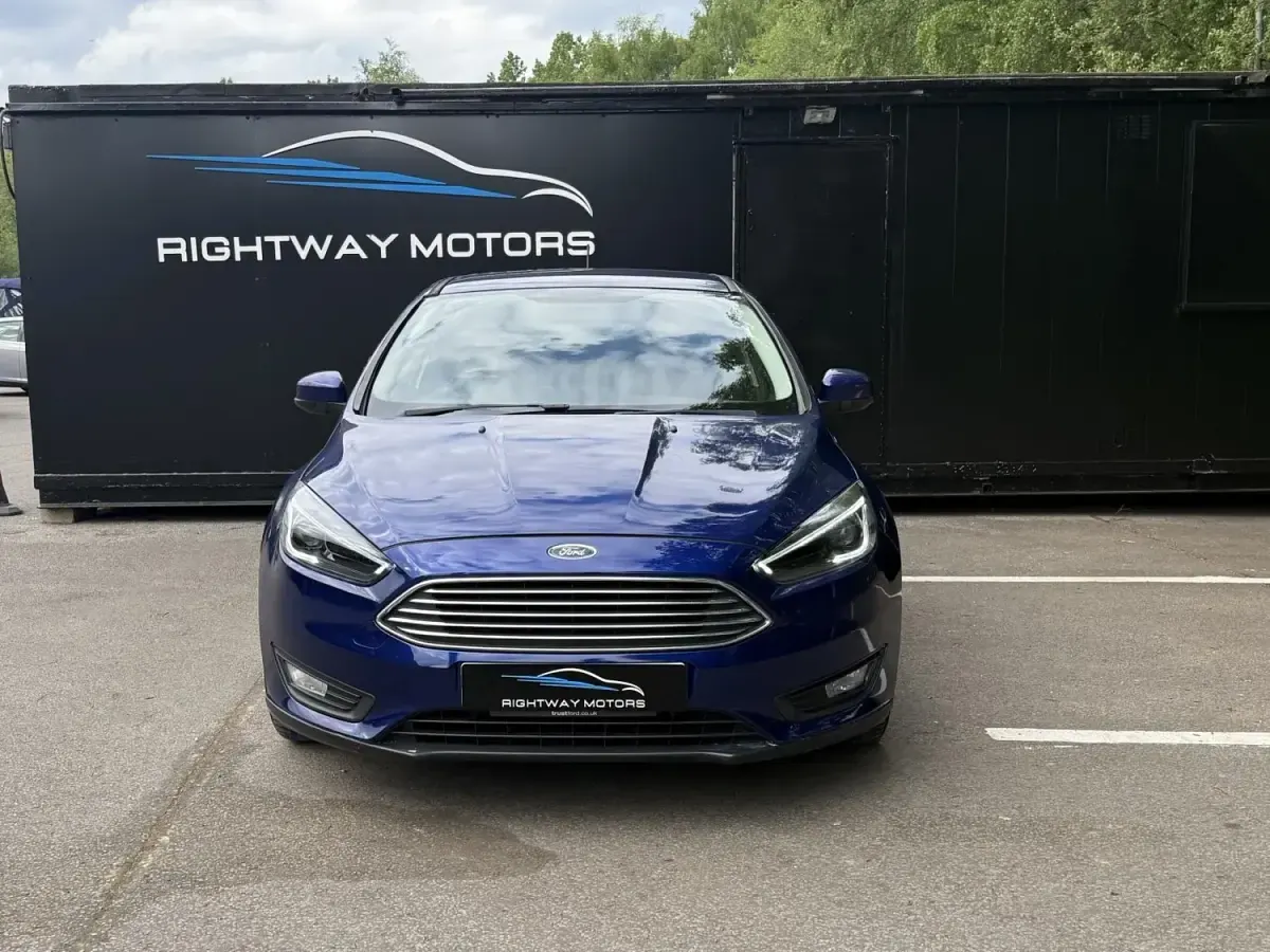 Begagnad Ford Focus Zetec 125 HK (91 kW) 2017 Blå Halvkombi