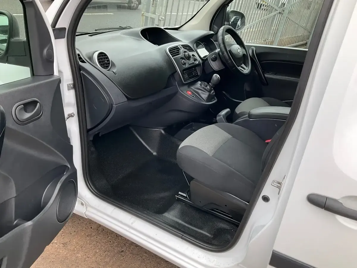 Used Nissan NV250 Acenta 80 HP (58 kW) 2021 White Van