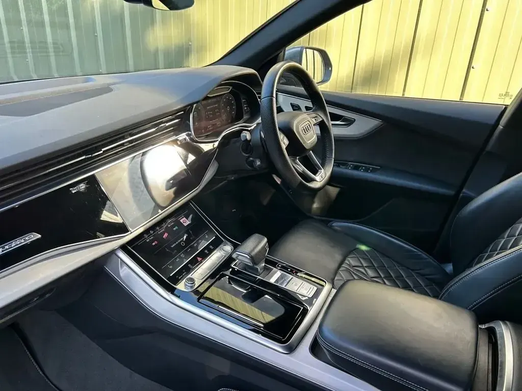 Używany Audi Q8 S-Line 286 KM (210 kW) 2019 Szary SUV