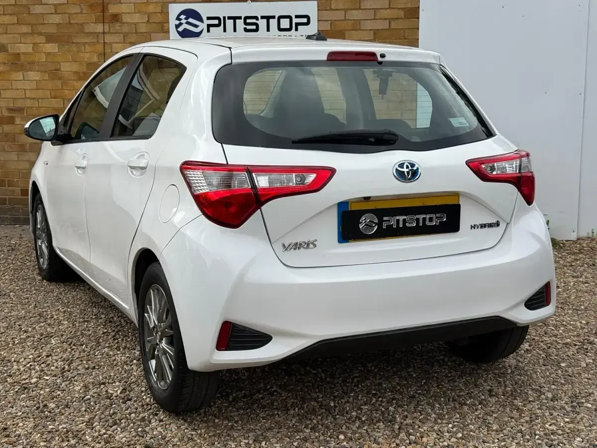 Used Toyota Yaris Hybrid 100 HP (73 kW) 2019 Green/white Hatchback