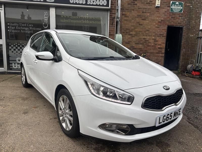 White Used 2015 Kia Ceed Hatchback | £6,995 (Fair price) - Image 1/4