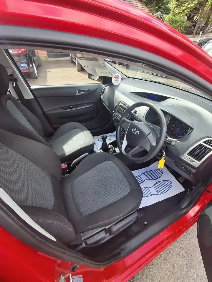 Used Hyundai i20 Classic 86 HP (63 kW) 2013 Red Hatchback