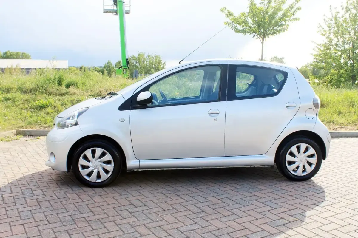 Begagnad Toyota Aygo 68 HK (50 kW) 2013 Silver Halvkombi