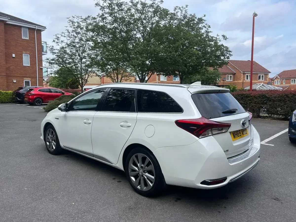 Used Toyota Auris Hybrid 2016 White Estate