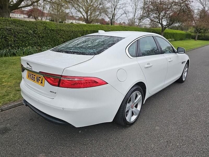 Used Jaguar XF Prestige 180 HP (132 kW) 2016 White Sedan