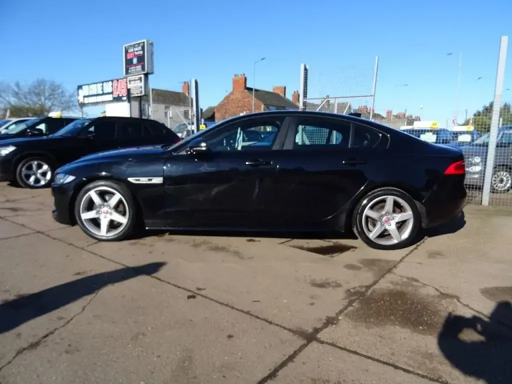 Begagnad Jaguar XE R-Sport 180 HK (132 kW) 2017 Svart Sedan