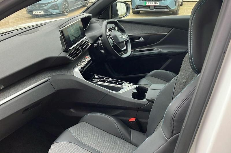 Used Peugeot 5008 Allure+ 130 HP (95 kW) 2023 White SUV