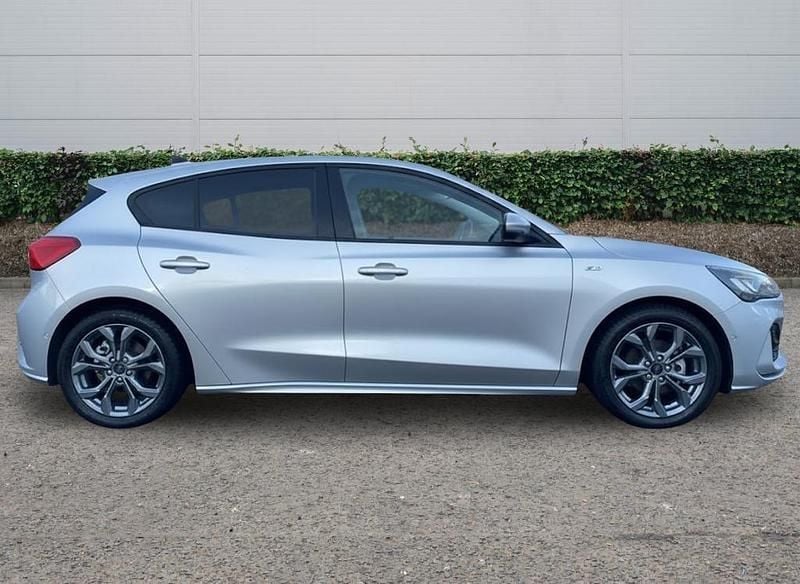 Begagnad Ford Focus ST-Line 2024 Silver Halvkombi