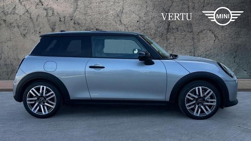 Usado Mini Cooper Hatch 156 CV (114 kW) 2024 Plateado Utilitario