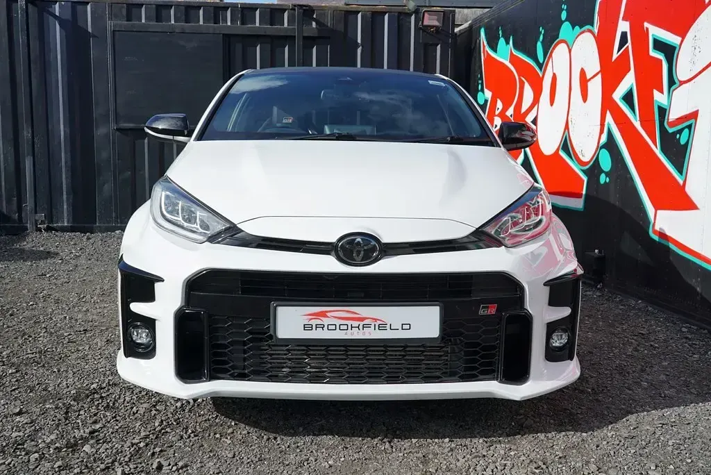 Begagnad Toyota Yaris 272 HK (200 kW) 2022 Vit Halvkombi