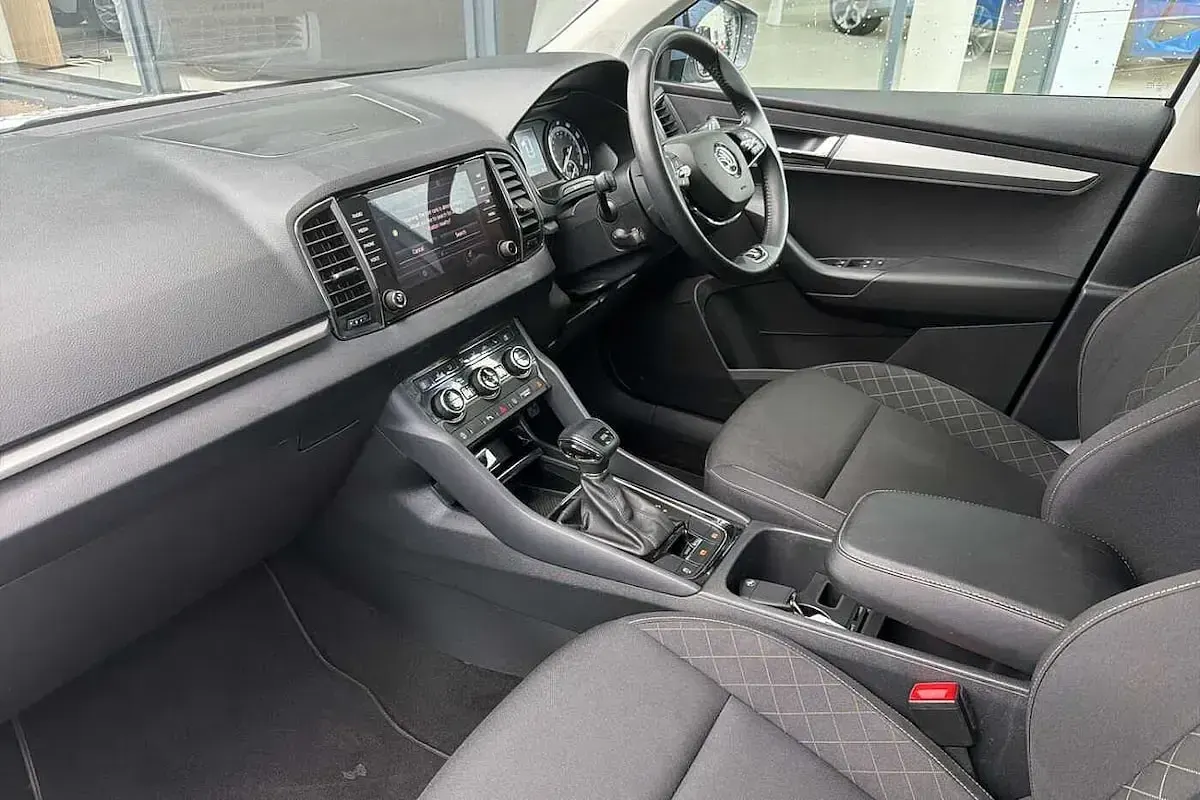 Used Skoda Karoq SE Technology 150 HP (110 kW) 2021 White SUV