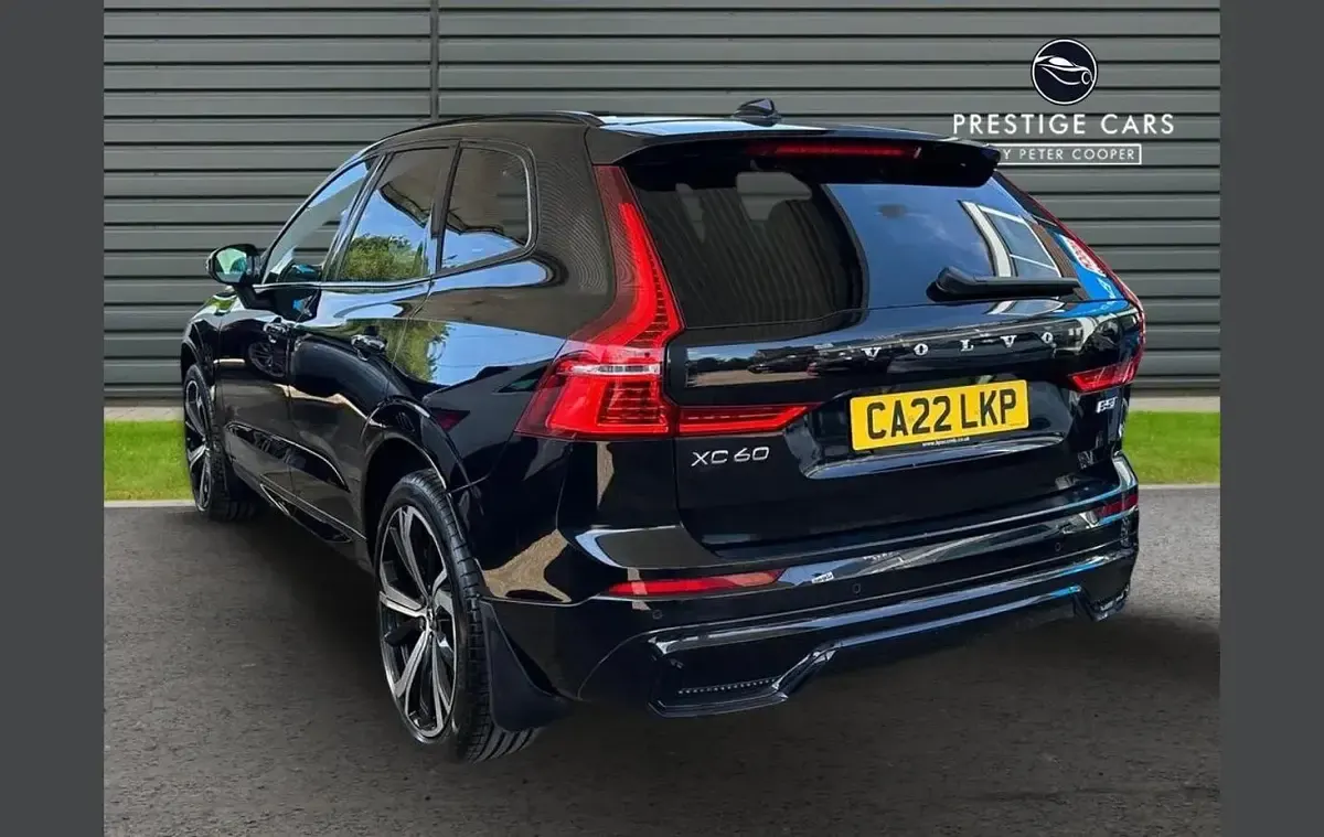 Used Volvo XC60 R-Design 247 HP (181 kW) 2022 Black SUV
