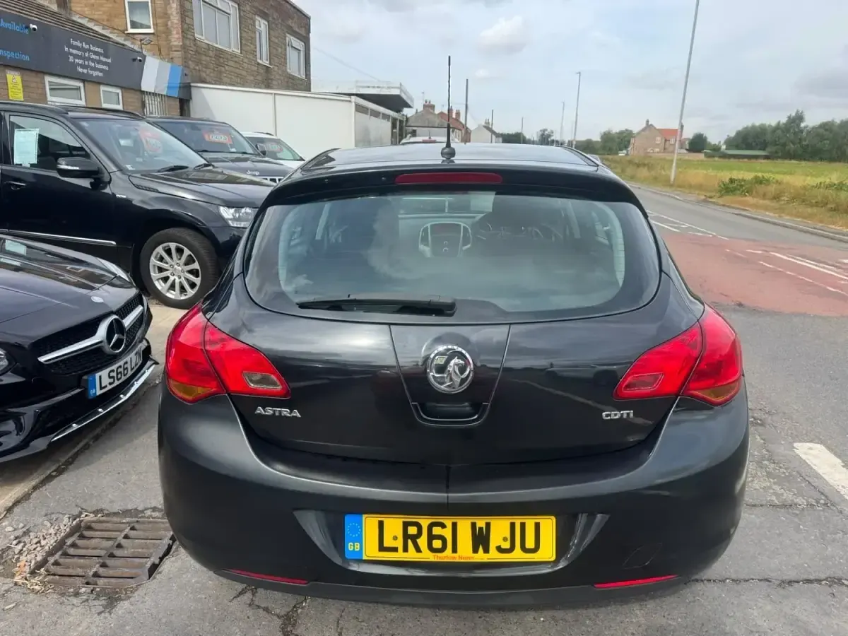 Used Vauxhall Astra Excite 108 HP (79 kW) 2011 Black Hatchback