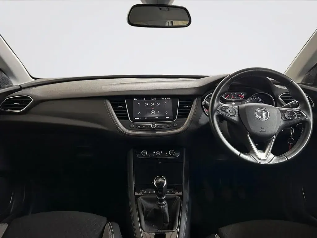 Used Vauxhall Grandland X SRi 130 HP (95 kW) 2020 White SUV