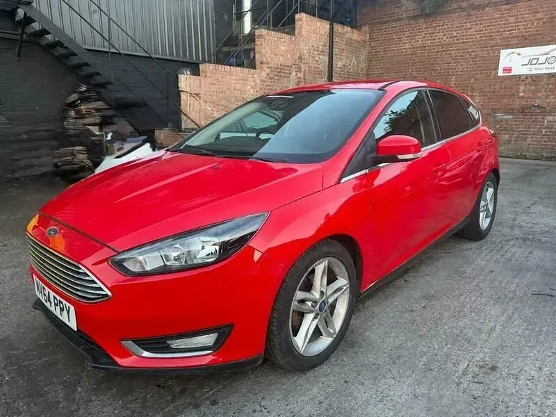 Używany Ford Focus Titanium 100 KM (73 kW) 2015 Czerwony Hatchback