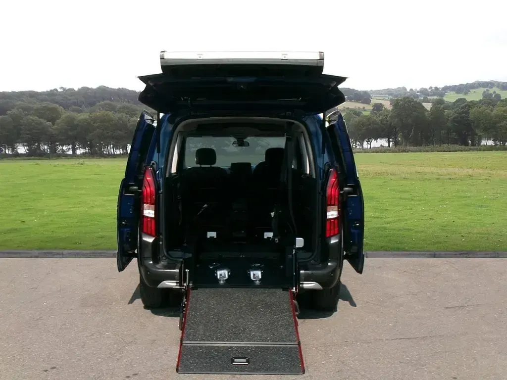 Used Peugeot Rifter Allure 100 HP (73 kW) 2021 Blue MPV