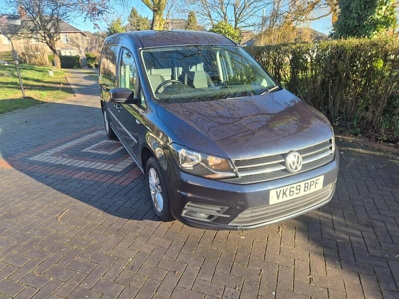 Begagnad VW Caddy Highline 102 HK (75 kW) 2019 Blå Minibuss