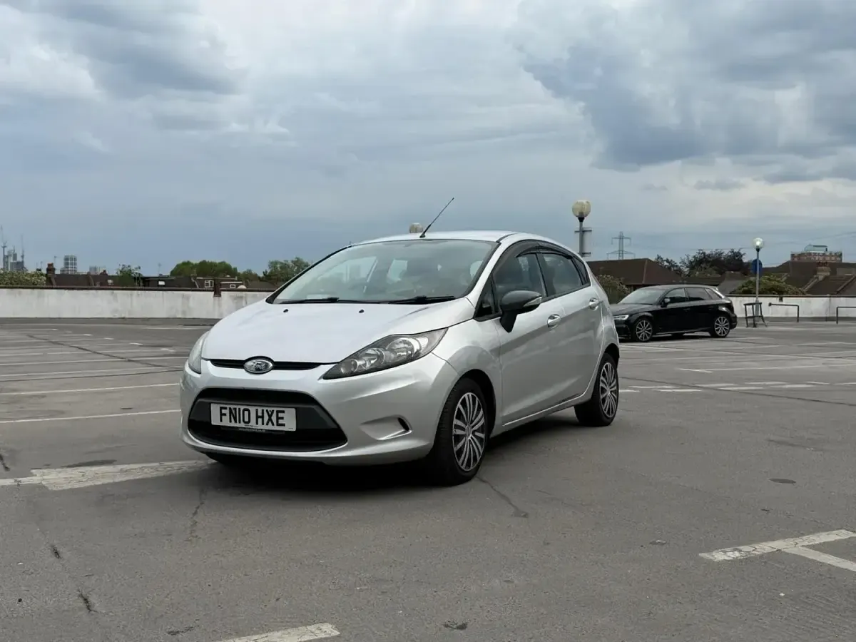 Begagnad Ford Fiesta 96 HK (70 kW) 2010 Silver Halvkombi