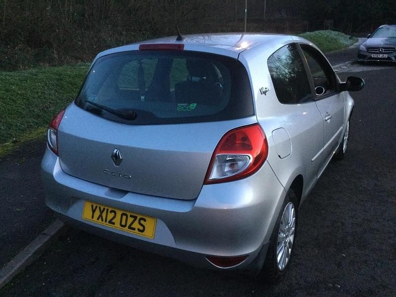 Used Renault Clio IV 75 HP (55 kW) 2012 Silver Hatchback