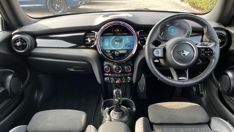 Used Mini Cooper Hatch 134 HP (98 kW) 2024 White Hatchback