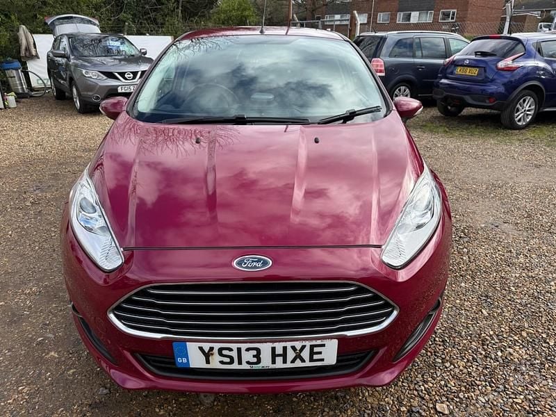 Used Ford Fiesta Zetec 105 HP (77 kW) 2013 Red Hatchback