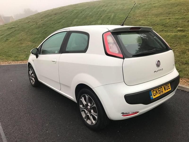 Used Fiat Punto S 77 HP (56 kW) 2010 White Hatchback