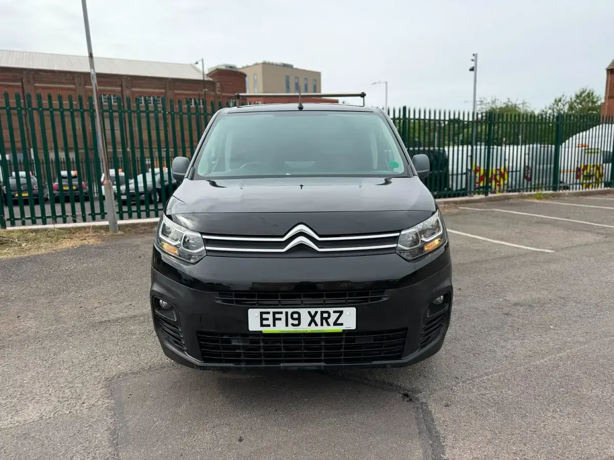 Used Citroën Berlingo Start 100 HP (73 kW) 2019 Black MPV