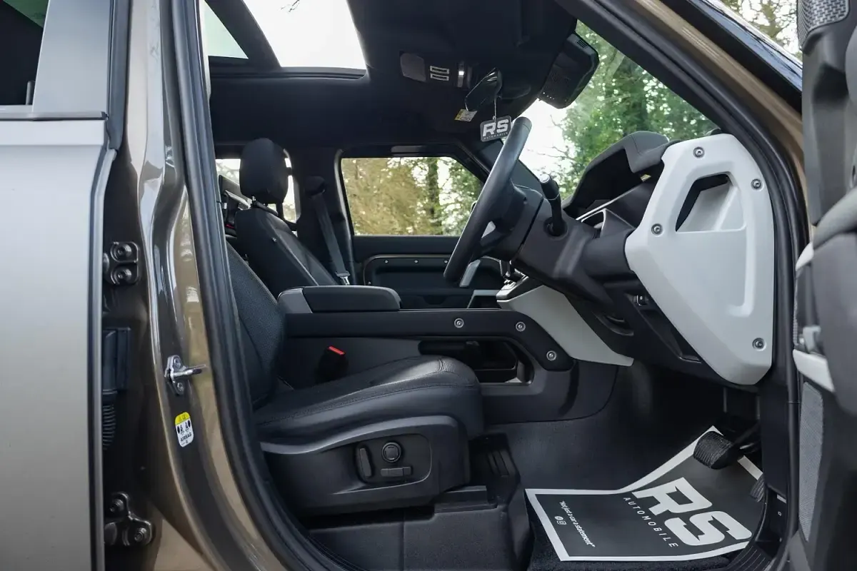 Used Land Rover Defender SE Dynamic 249 HP (183 kW) 2023 Brown SUV