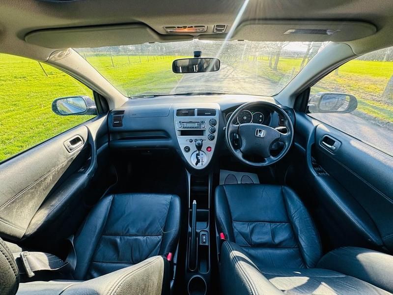 Begagnad Honda Civic Executive 108 HK (79 kW) 2004 Blå Halvkombi