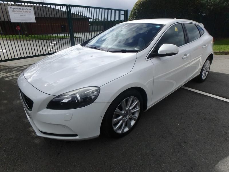 Used Volvo V40 SE 180 HP (132 kW) 2026 White Hatchback