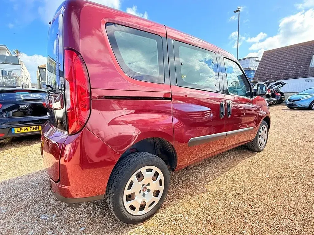 Used Fiat Doblò Easy 2016 Red MPV