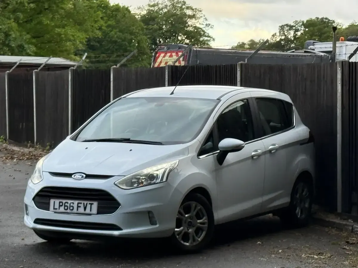 Used Ford B-MAX Zetec 90 HP (66 kW) 2016 White MPV