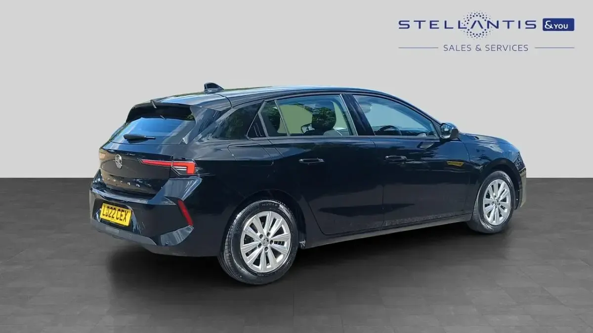 Used Vauxhall Astra Design Edition 128 HP (94 kW) 2022 Black Hatchback