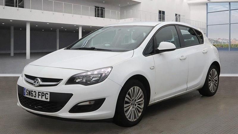 Used Vauxhall Astra 2013 White Hatchback