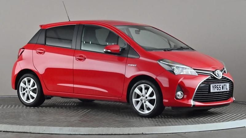 Red Used 2015 Toyota Yaris Hybrid Sport Hatchback | £9,798 (Fair price) - Image 1/3